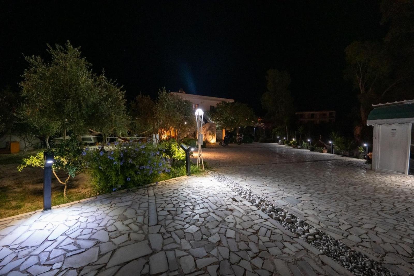 Garden Villa Lake Side & Glamping クサミル エクステリア 写真