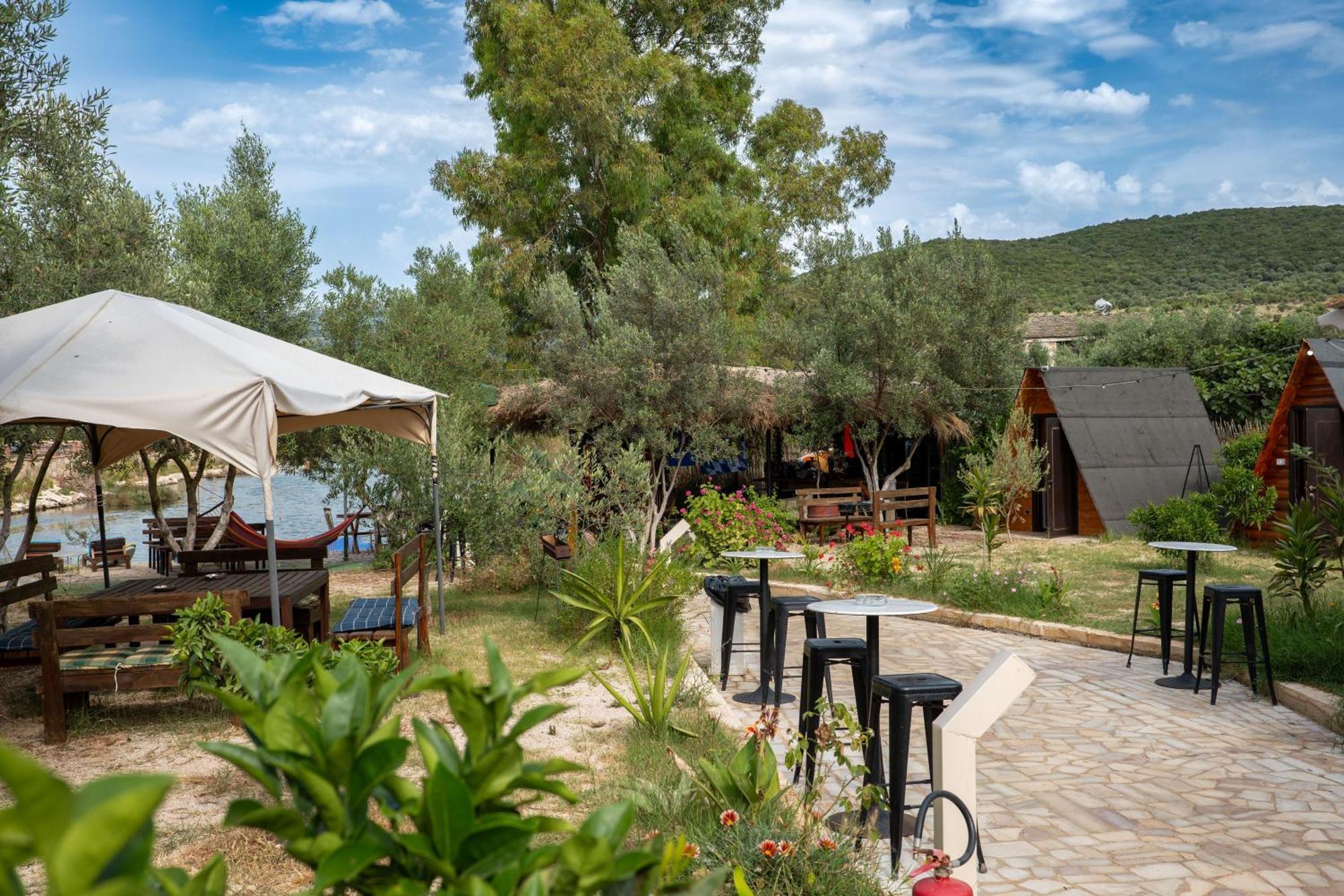 Garden Villa Lake Side & Glamping クサミル エクステリア 写真