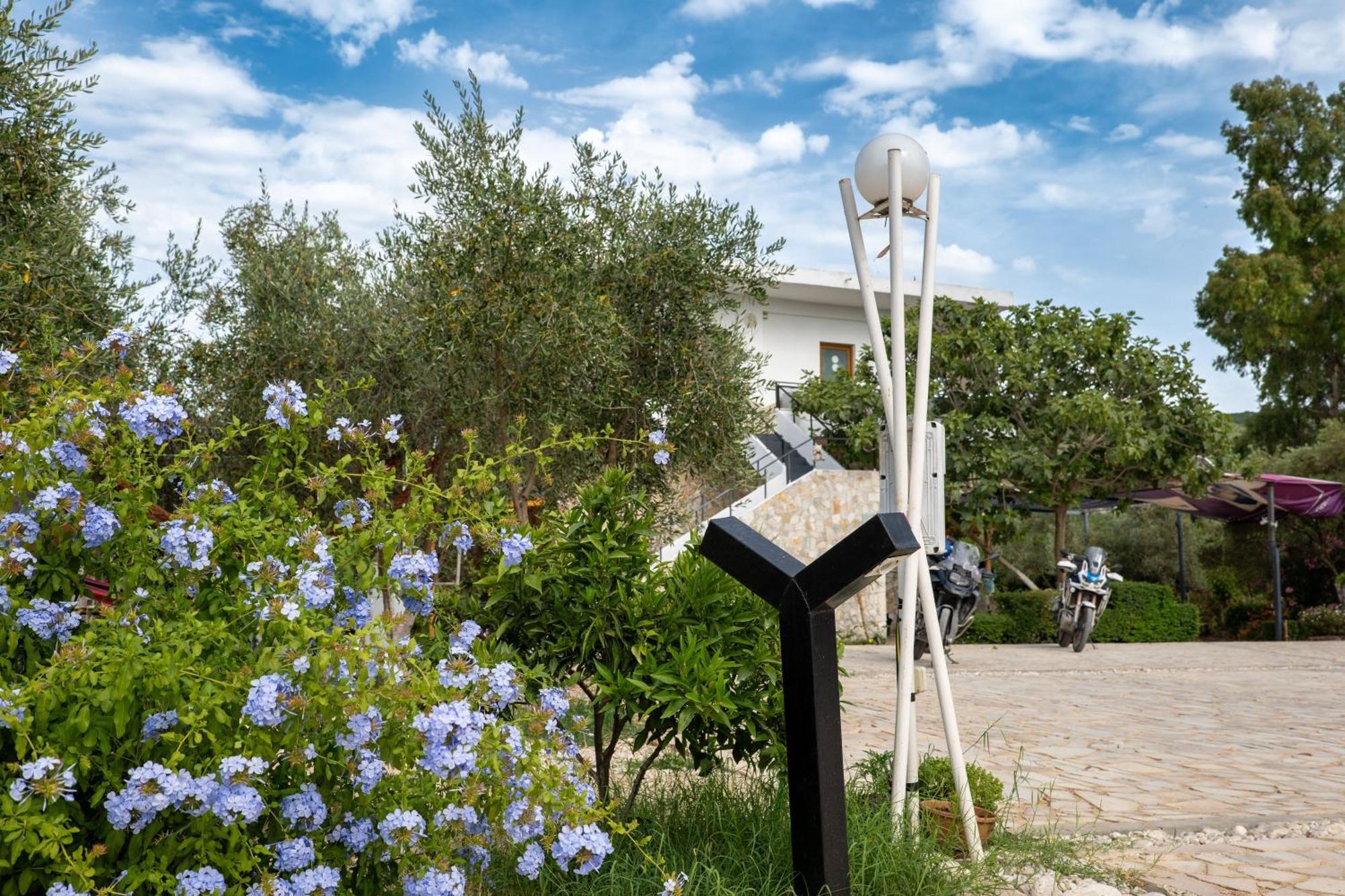 Garden Villa Lake Side & Glamping クサミル エクステリア 写真